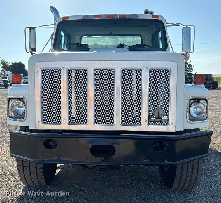 image for item EG6067 1996 International 2674 flatbed truck