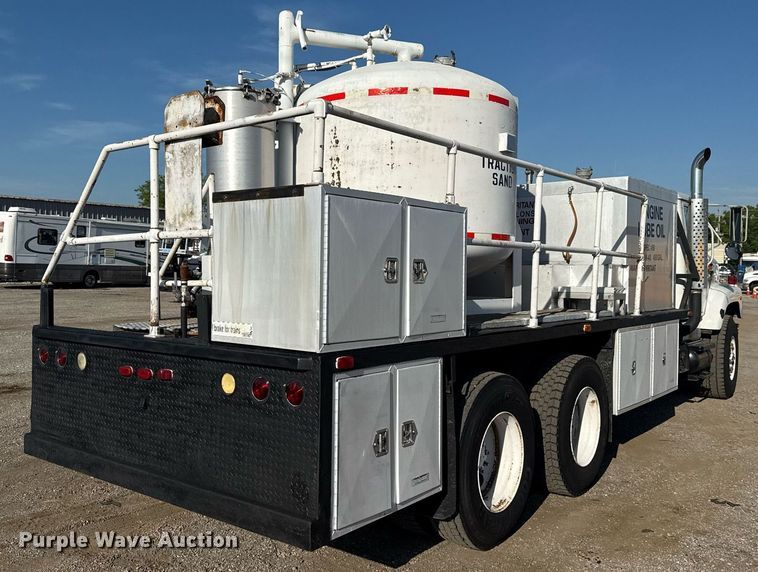 image for item EG6067 1996 International 2674 flatbed truck