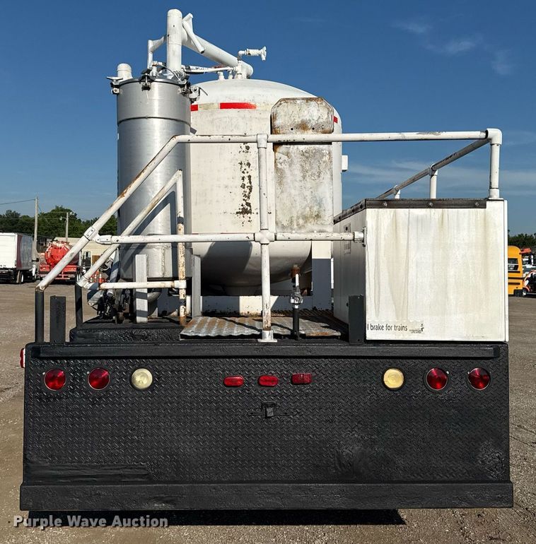 image for item EG6067 1996 International 2674 flatbed truck