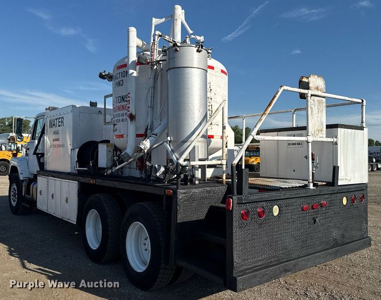 image for item EG6067 1996 International 2674 flatbed truck