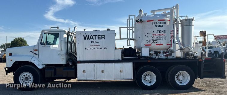 image for item EG6067 1996 International 2674 flatbed truck