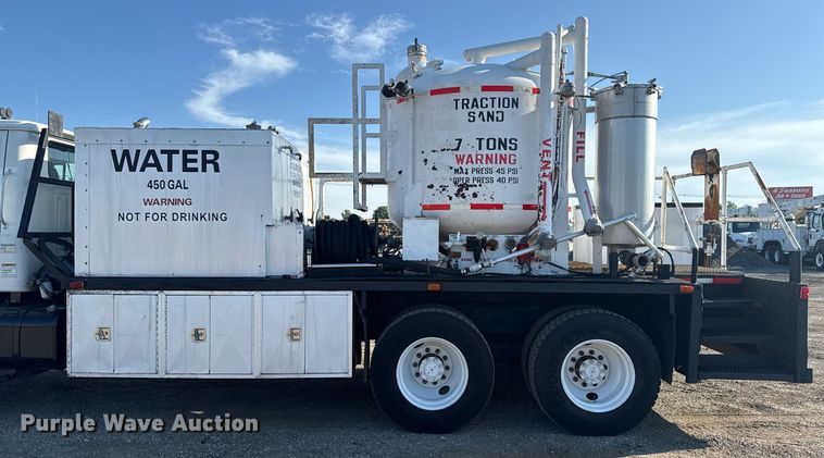 image for item EG6067 1996 International 2674 flatbed truck