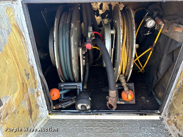 image for item EG6067 1996 International 2674 flatbed truck