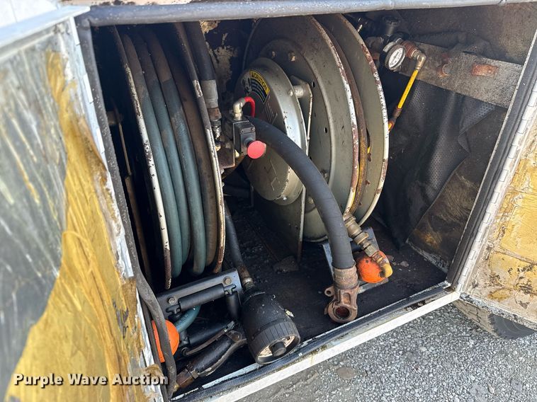 image for item EG6067 1996 International 2674 flatbed truck