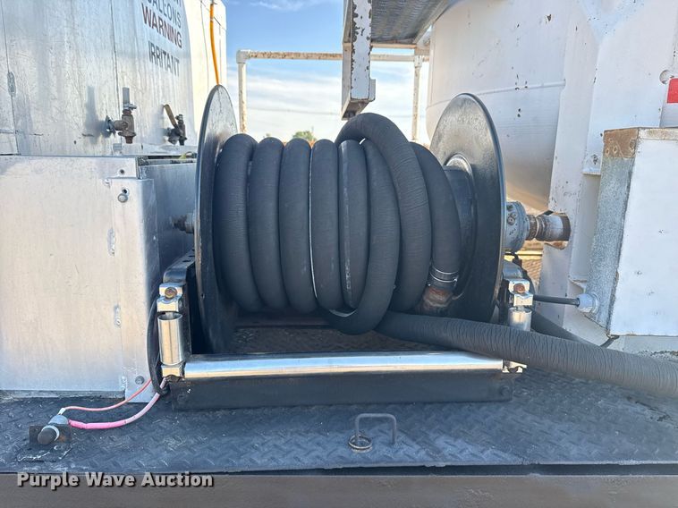 image for item EG6067 1996 International 2674 flatbed truck