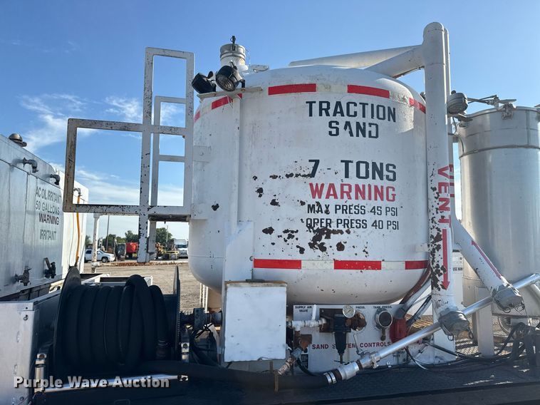 image for item EG6067 1996 International 2674 flatbed truck