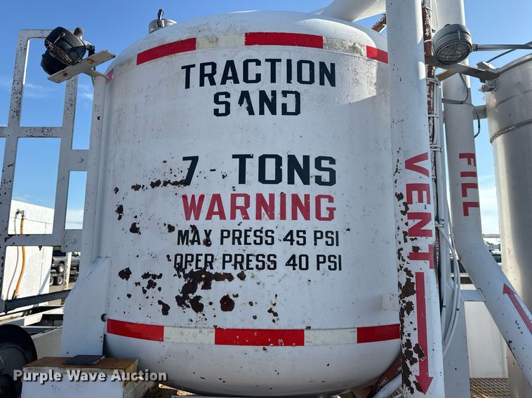 image for item EG6067 1996 International 2674 flatbed truck