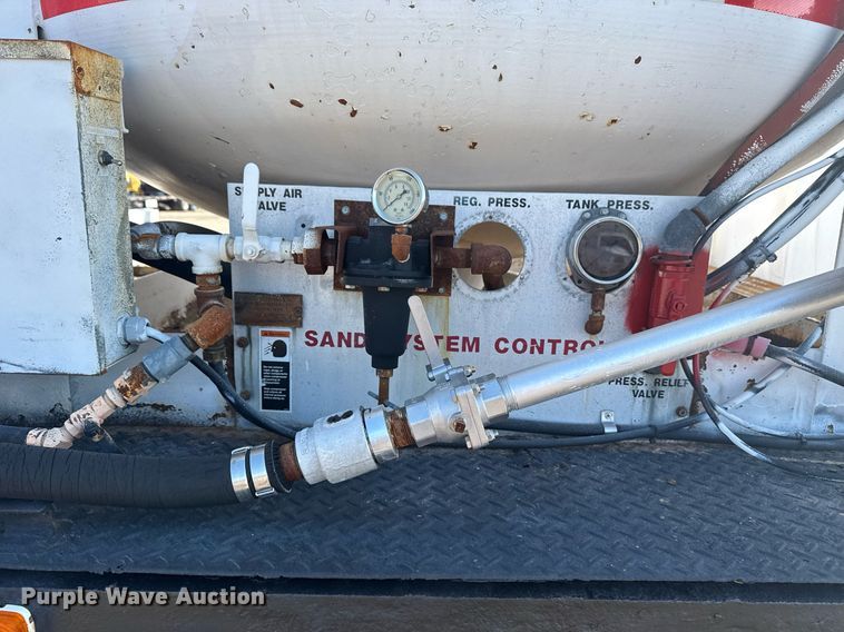 image for item EG6067 1996 International 2674 flatbed truck