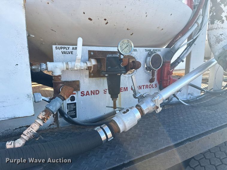 image for item EG6067 1996 International 2674 flatbed truck