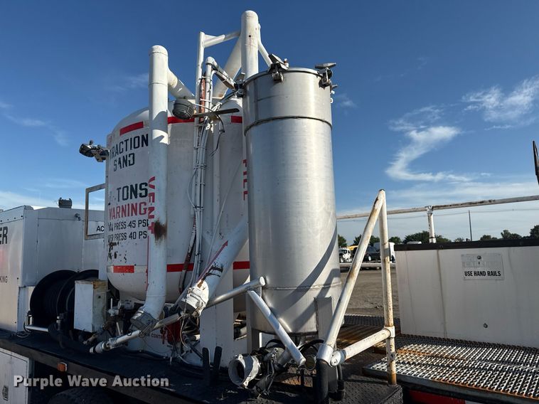 image for item EG6067 1996 International 2674 flatbed truck