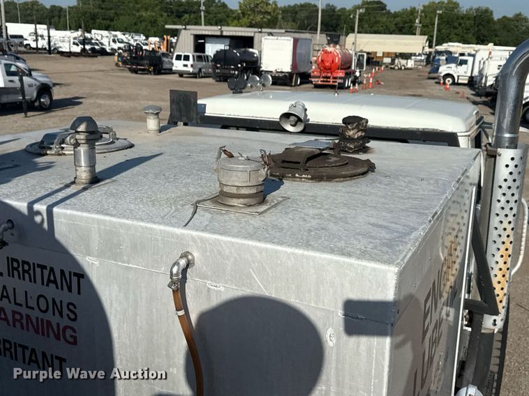 image for item EG6067 1996 International 2674 flatbed truck