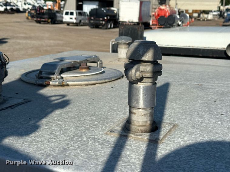 image for item EG6067 1996 International 2674 flatbed truck