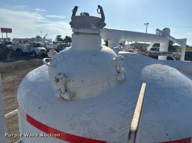 image for item EG6067 1996 International 2674 flatbed truck