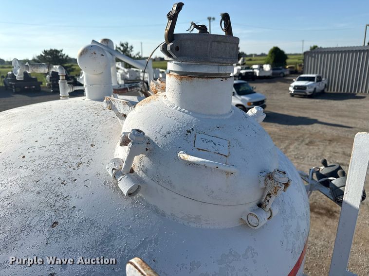 image for item EG6067 1996 International 2674 flatbed truck