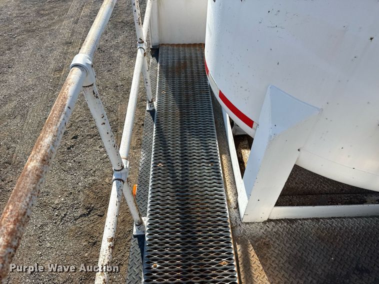 image for item EG6067 1996 International 2674 flatbed truck