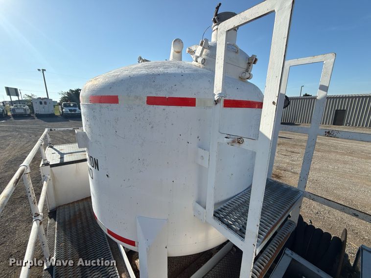 image for item EG6067 1996 International 2674 flatbed truck