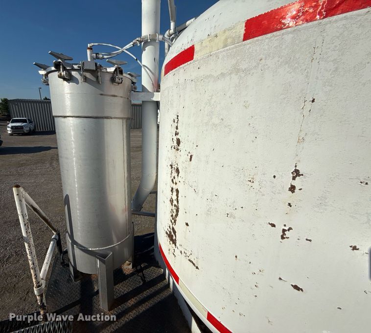 image for item EG6067 1996 International 2674 flatbed truck