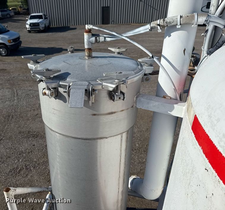 image for item EG6067 1996 International 2674 flatbed truck