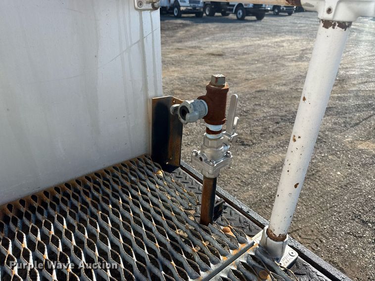 image for item EG6067 1996 International 2674 flatbed truck