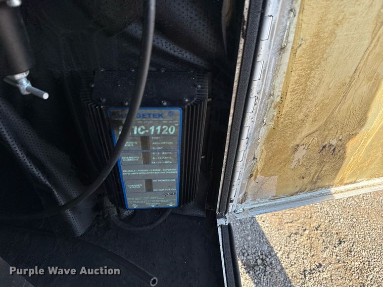 image for item EG6067 1996 International 2674 flatbed truck