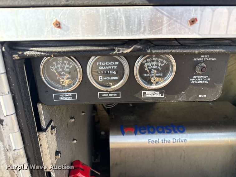 image for item EG6067 1996 International 2674 flatbed truck