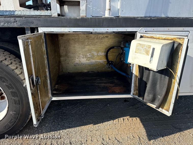 image for item EG6067 1996 International 2674 flatbed truck