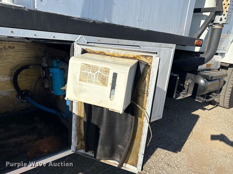 image for item EG6067 1996 International 2674 flatbed truck