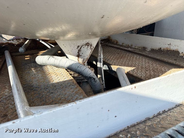 image for item EG6067 1996 International 2674 flatbed truck