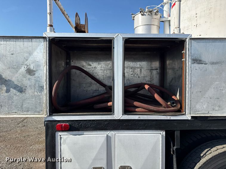 image for item EG6067 1996 International 2674 flatbed truck