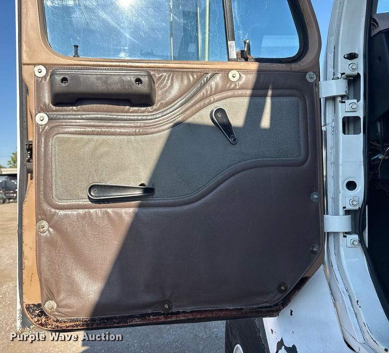 image for item EG6067 1996 International 2674 flatbed truck