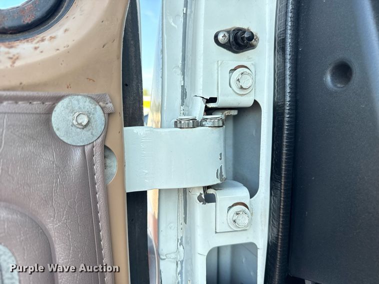 image for item EG6067 1996 International 2674 flatbed truck