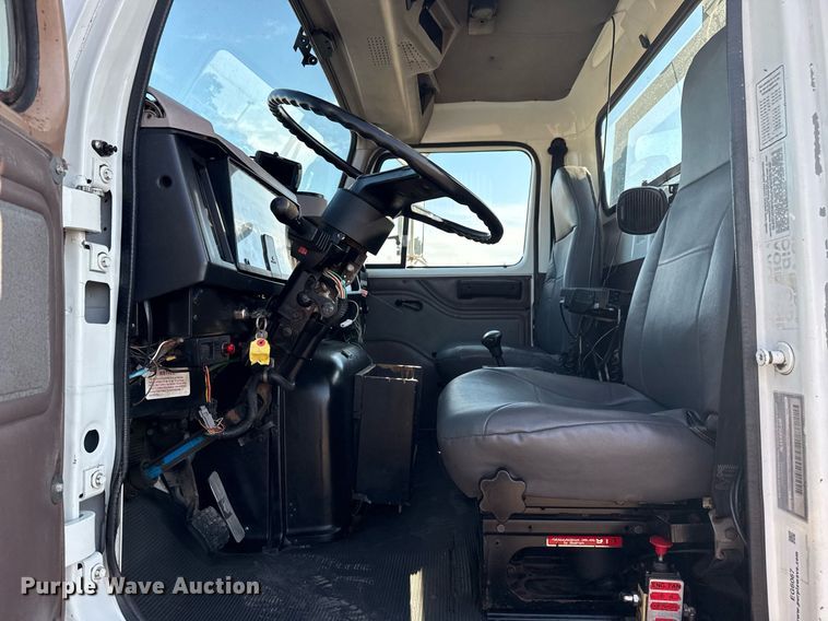 image for item EG6067 1996 International 2674 flatbed truck