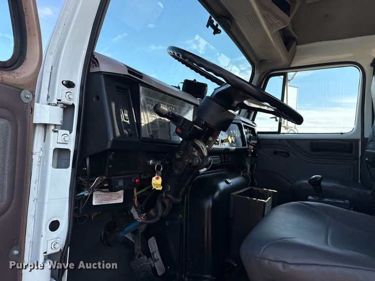 image for item EG6067 1996 International 2674 flatbed truck