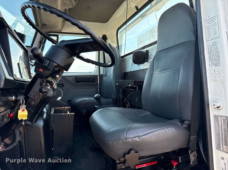 image for item EG6067 1996 International 2674 flatbed truck