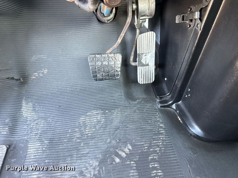 image for item EG6067 1996 International 2674 flatbed truck