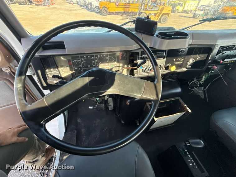 image for item EG6067 1996 International 2674 flatbed truck