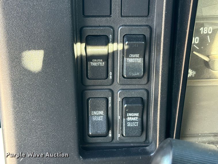 image for item EG6067 1996 International 2674 flatbed truck