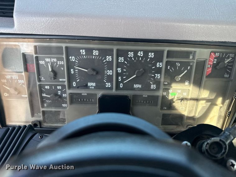 image for item EG6067 1996 International 2674 flatbed truck