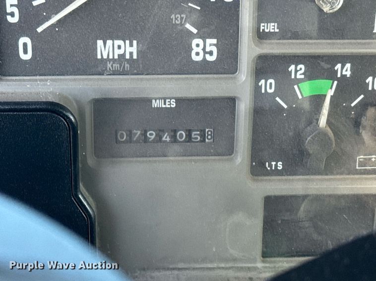 image for item EG6067 1996 International 2674 flatbed truck