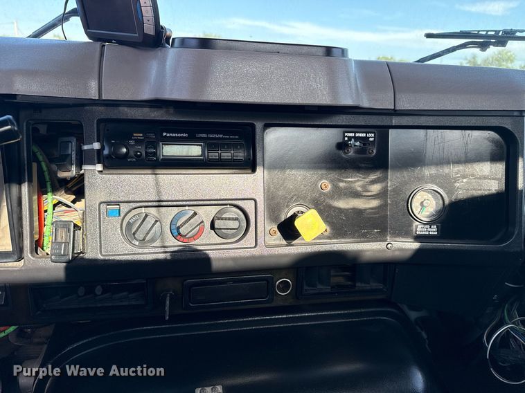 image for item EG6067 1996 International 2674 flatbed truck