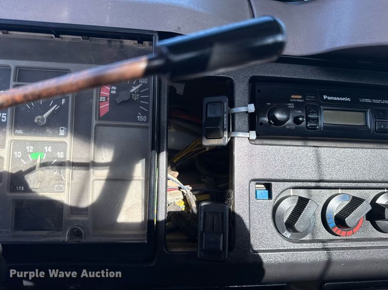 image for item EG6067 1996 International 2674 flatbed truck