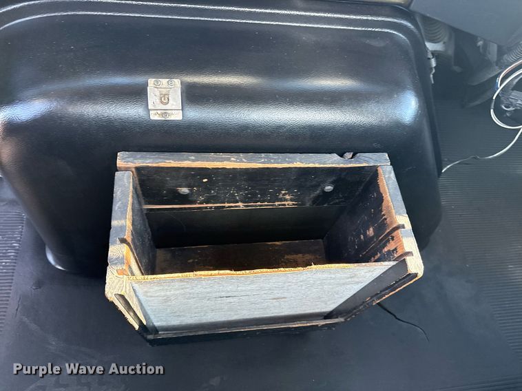 image for item EG6067 1996 International 2674 flatbed truck