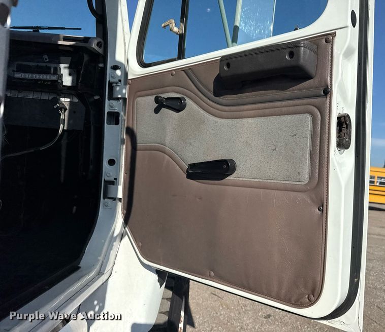 image for item EG6067 1996 International 2674 flatbed truck