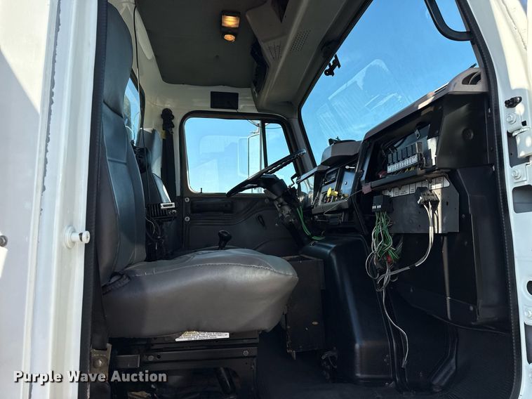 image for item EG6067 1996 International 2674 flatbed truck