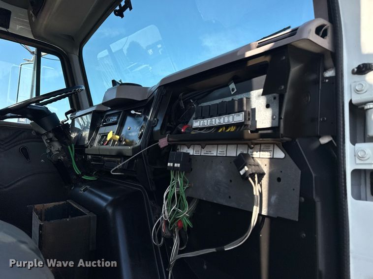 image for item EG6067 1996 International 2674 flatbed truck