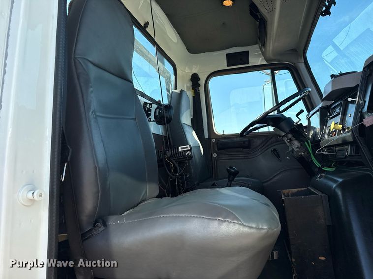 image for item EG6067 1996 International 2674 flatbed truck