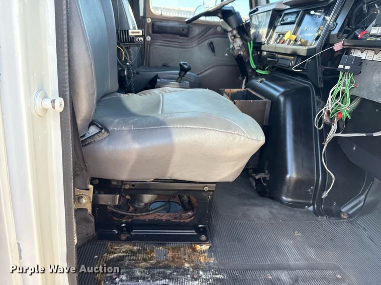 image for item EG6067 1996 International 2674 flatbed truck