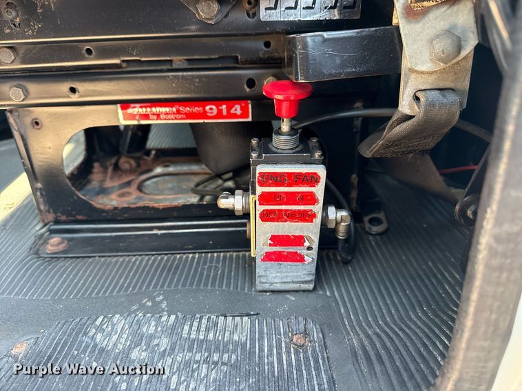 image for item EG6067 1996 International 2674 flatbed truck