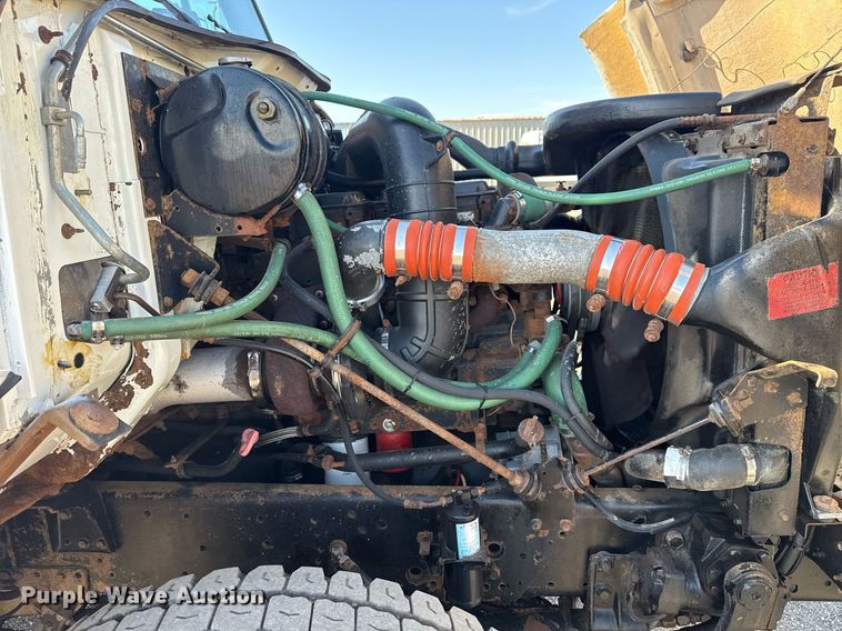 image for item EG6067 1996 International 2674 flatbed truck