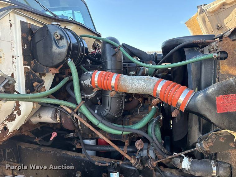 image for item EG6067 1996 International 2674 flatbed truck